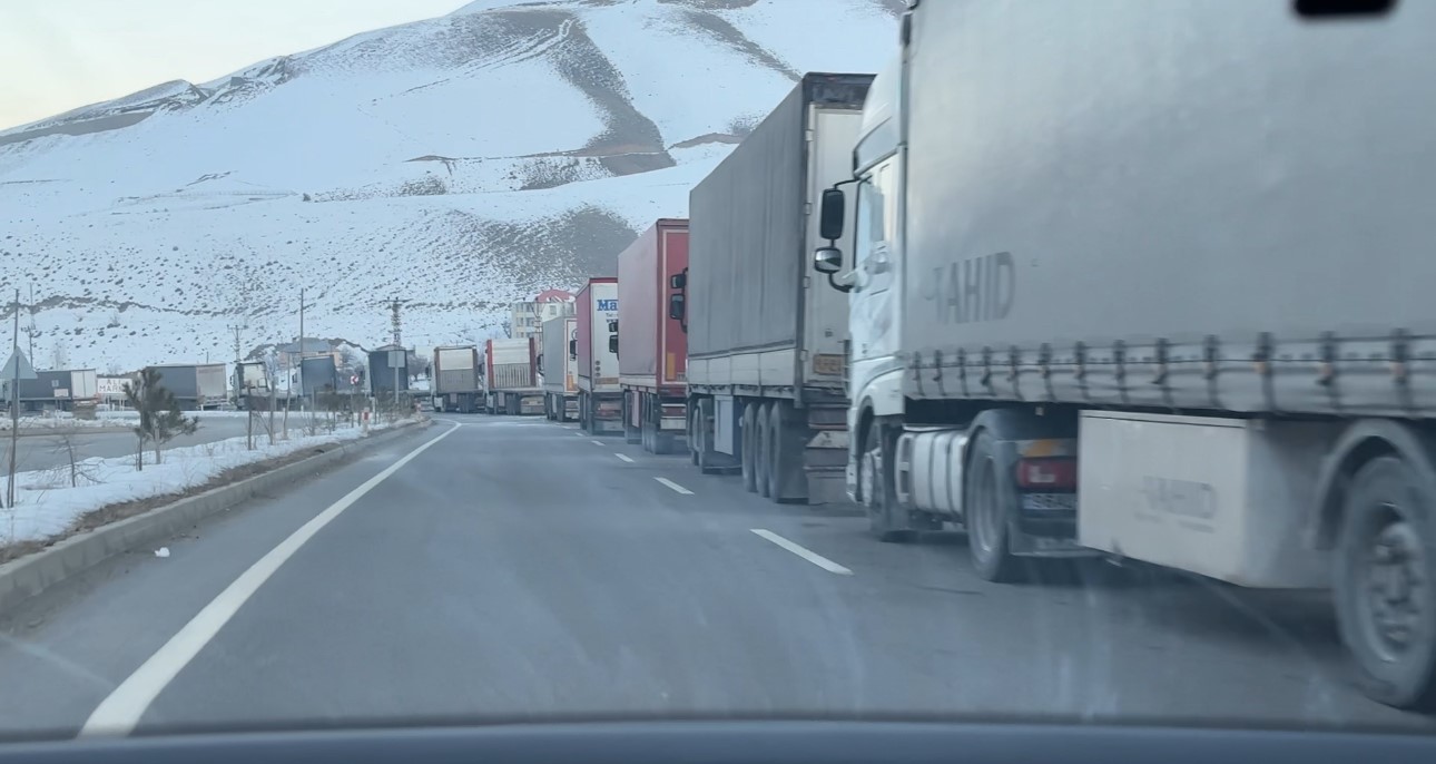 Türkiye-İran sınırında 10 kilometrelik tır kuyruğu oluştu
