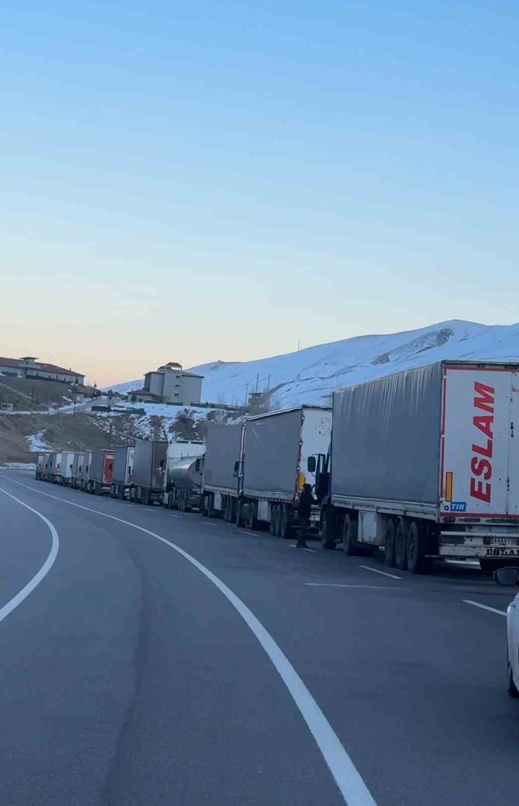 Türkiye-İran sınırında 10 kilometrelik tır kuyruğu oluştu
