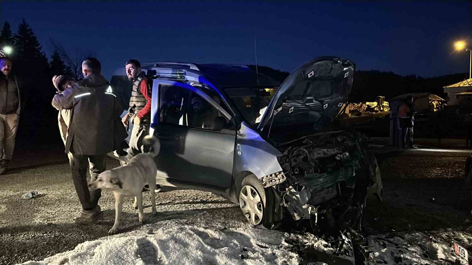 Kastamonu’da hafif ticari araç ile otomobil çarpıştı: 6 yaralı
