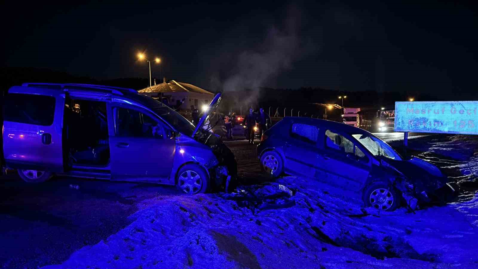 Kastamonu’da hafif ticari araç ile otomobil çarpıştı: 6 yaralı
