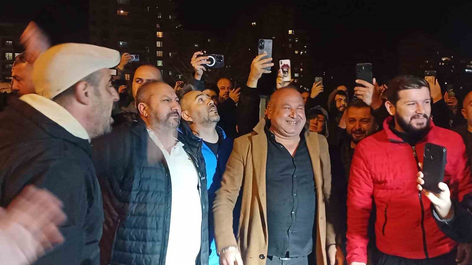 Ferdi Tayfur’un sevenleri dua edip gözyaşlarına boğuldu
