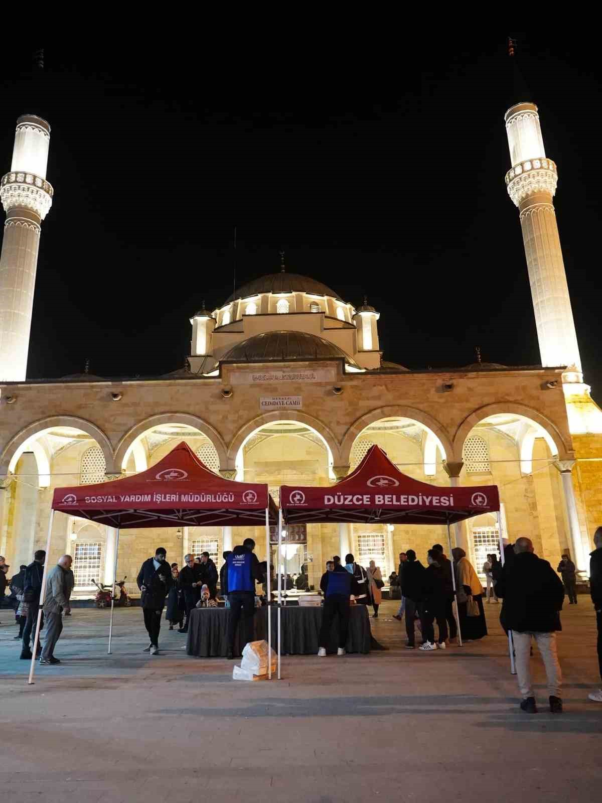 Düzce Belediyesi’nden kandil ikramı
