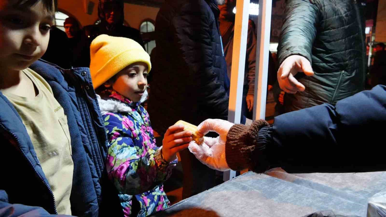 Düzce Belediyesi’nden kandil ikramı
