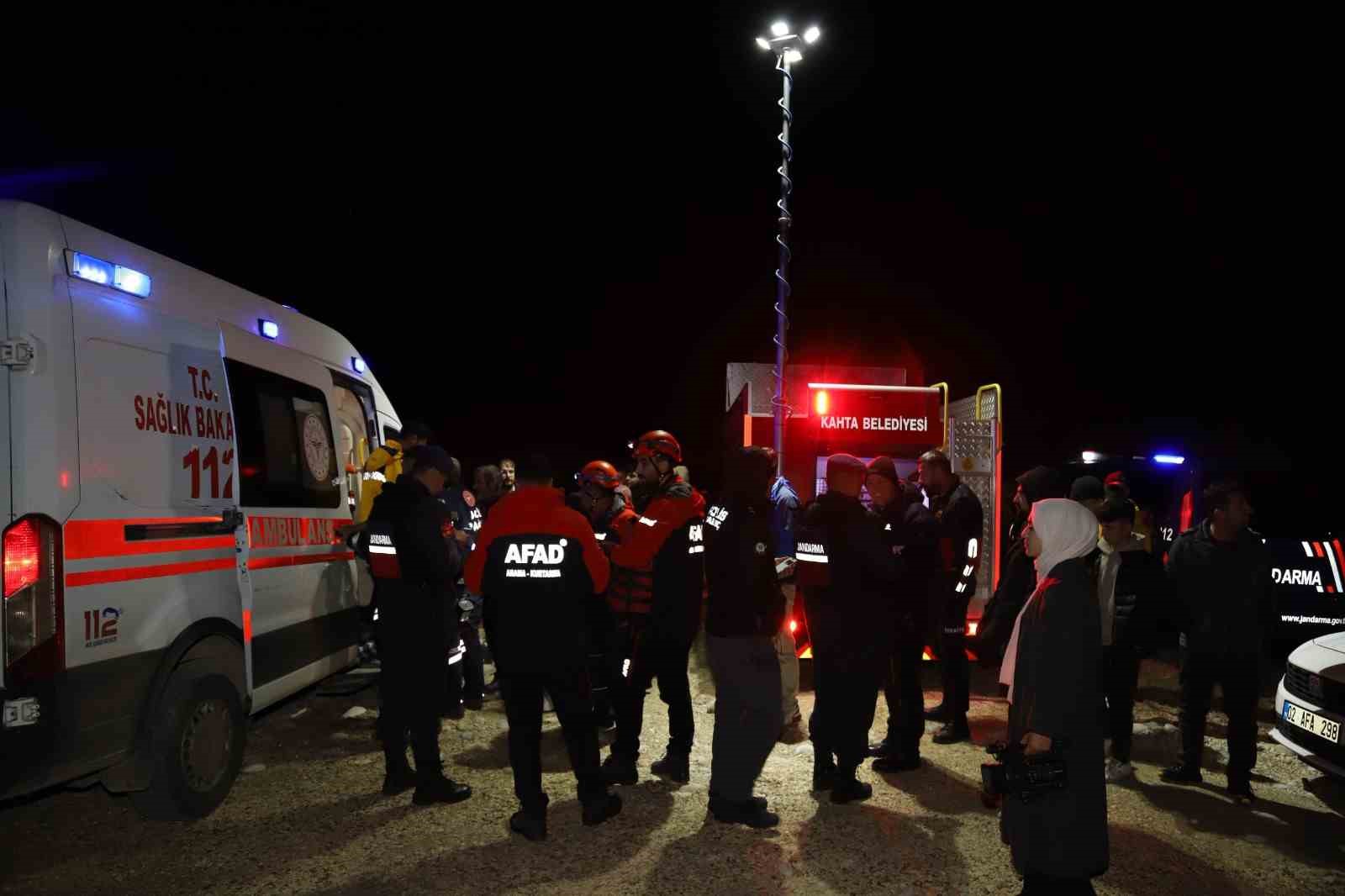 Adıyaman’da barajda alabora olan balıkçı teknesinden 2 kişi kurtarıldı
