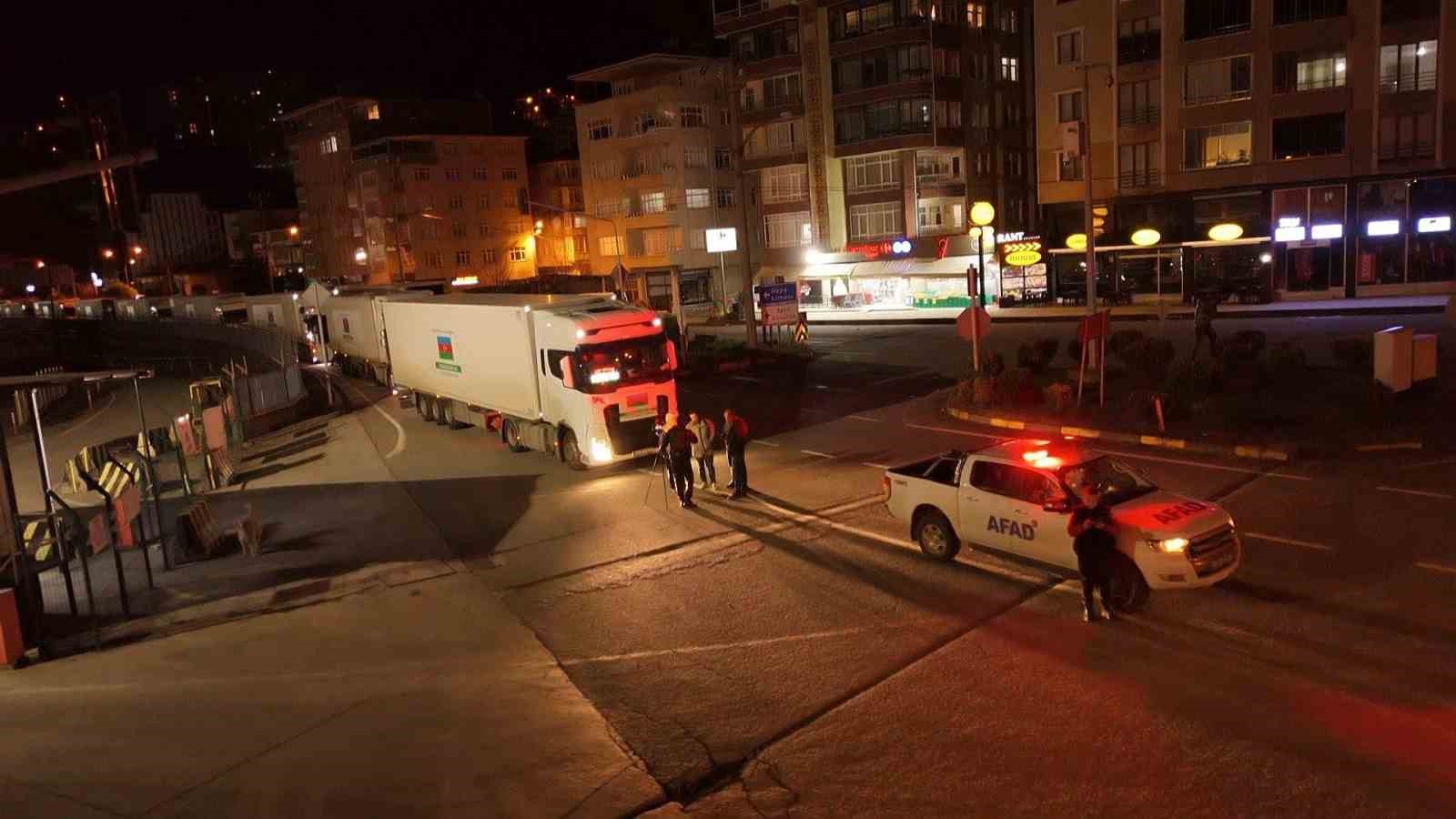 Bakü’den çıkan yardım tırları Türkiye üzerinden Suriye’ye gidiyor
