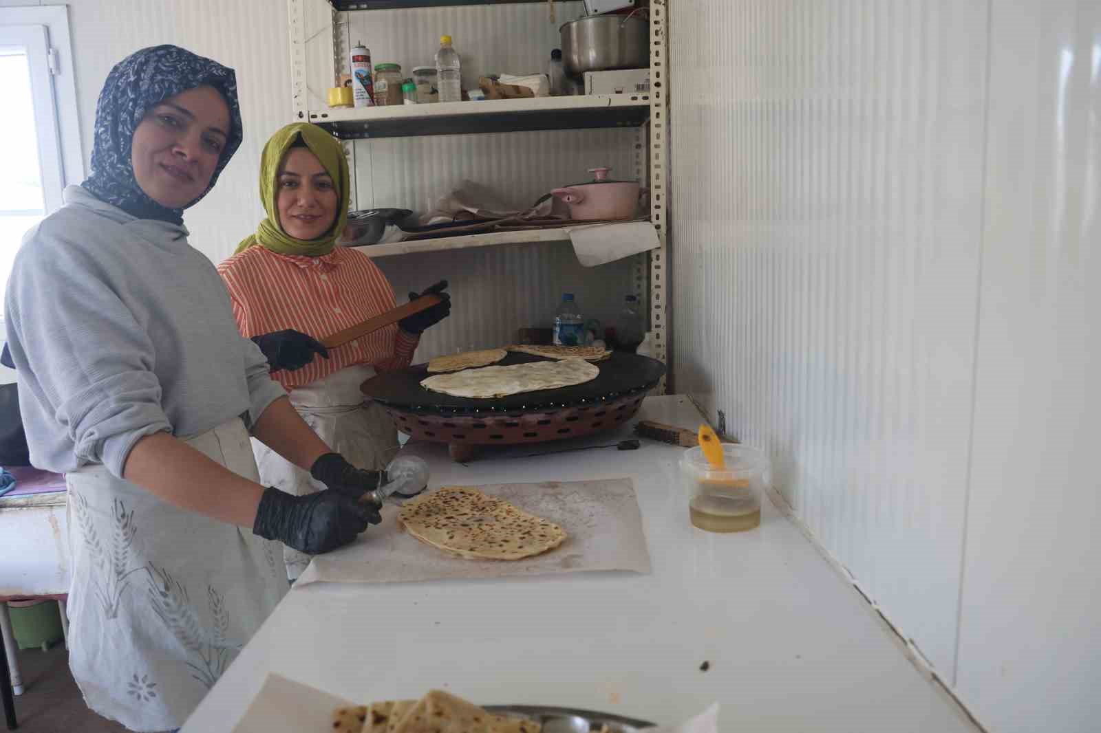 Hayallerine çadırda gözleme yapıp satarak başlayan depremzede kız kardeşler, hayat mücadelesini birlikte sürdürüyor
