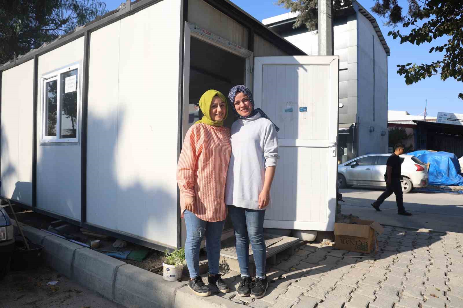 Hayallerine çadırda gözleme yapıp satarak başlayan depremzede kız kardeşler, hayat mücadelesini birlikte sürdürüyor
