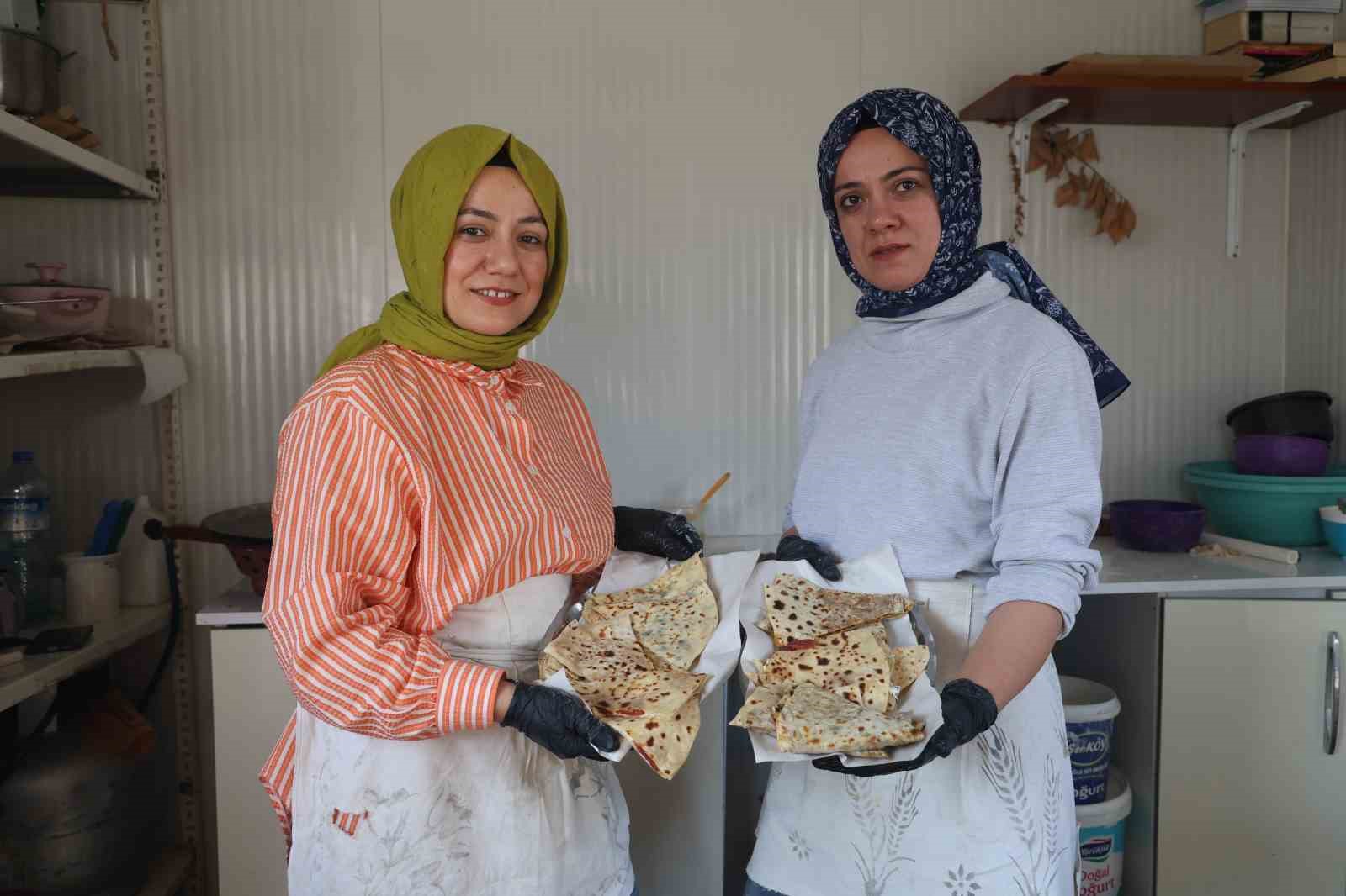 Hayallerine çadırda gözleme yapıp satarak başlayan depremzede kız kardeşler, hayat mücadelesini birlikte sürdürüyor
