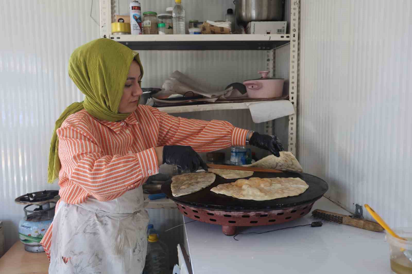 Hayallerine çadırda gözleme yapıp satarak başlayan depremzede kız kardeşler, hayat mücadelesini birlikte sürdürüyor
