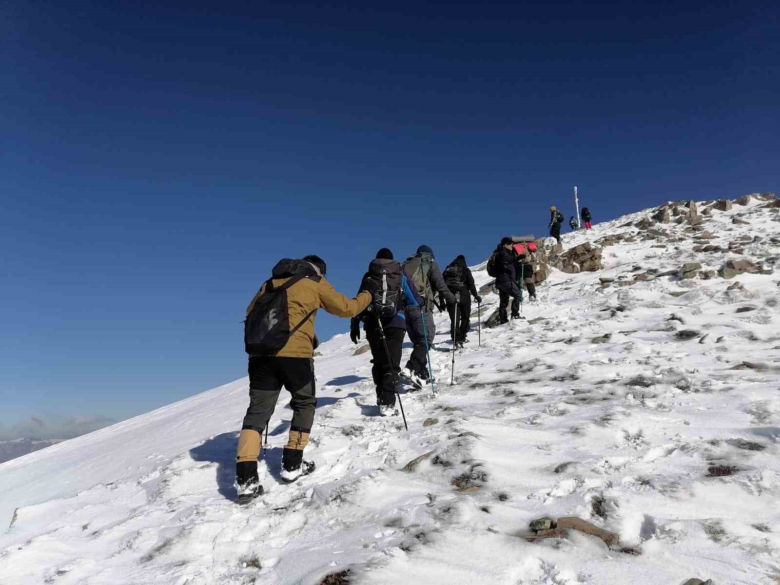 7 saatlik yürüyüşle 2 bin 240 rakımlı Mığır tepesine tırmanıp yıpranan Türk bayrağını değiştirdiler
