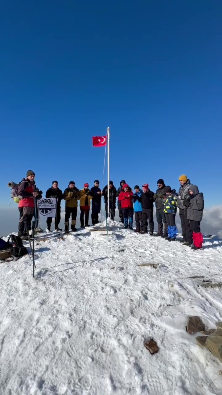 7 saatlik yürüyüşle 2 bin 240 rakımlı Mığır tepesine tırmanıp yıpranan Türk bayrağını değiştirdiler
