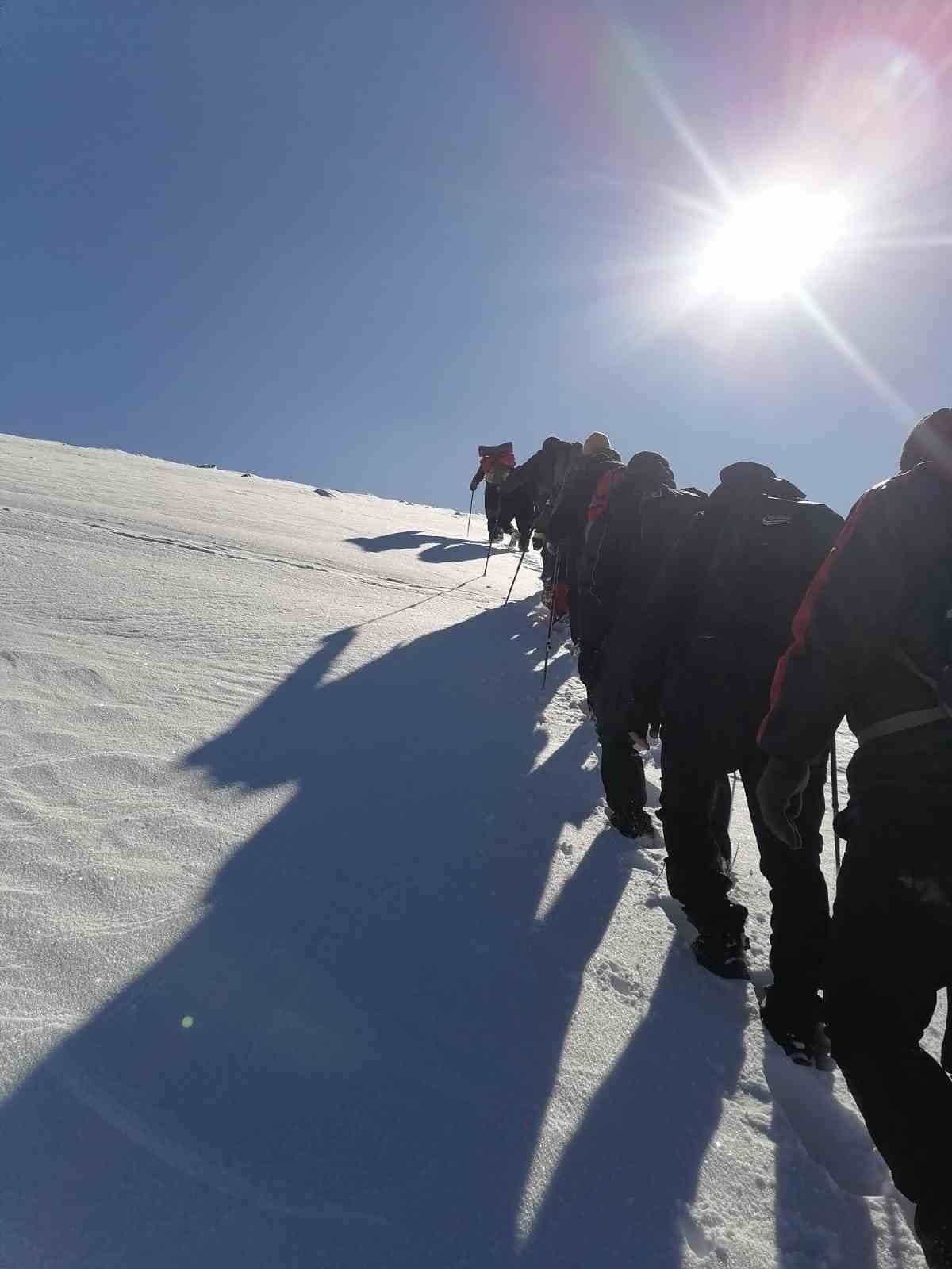 7 saatlik yürüyüşle 2 bin 240 rakımlı Mığır tepesine tırmanıp yıpranan Türk bayrağını değiştirdiler
