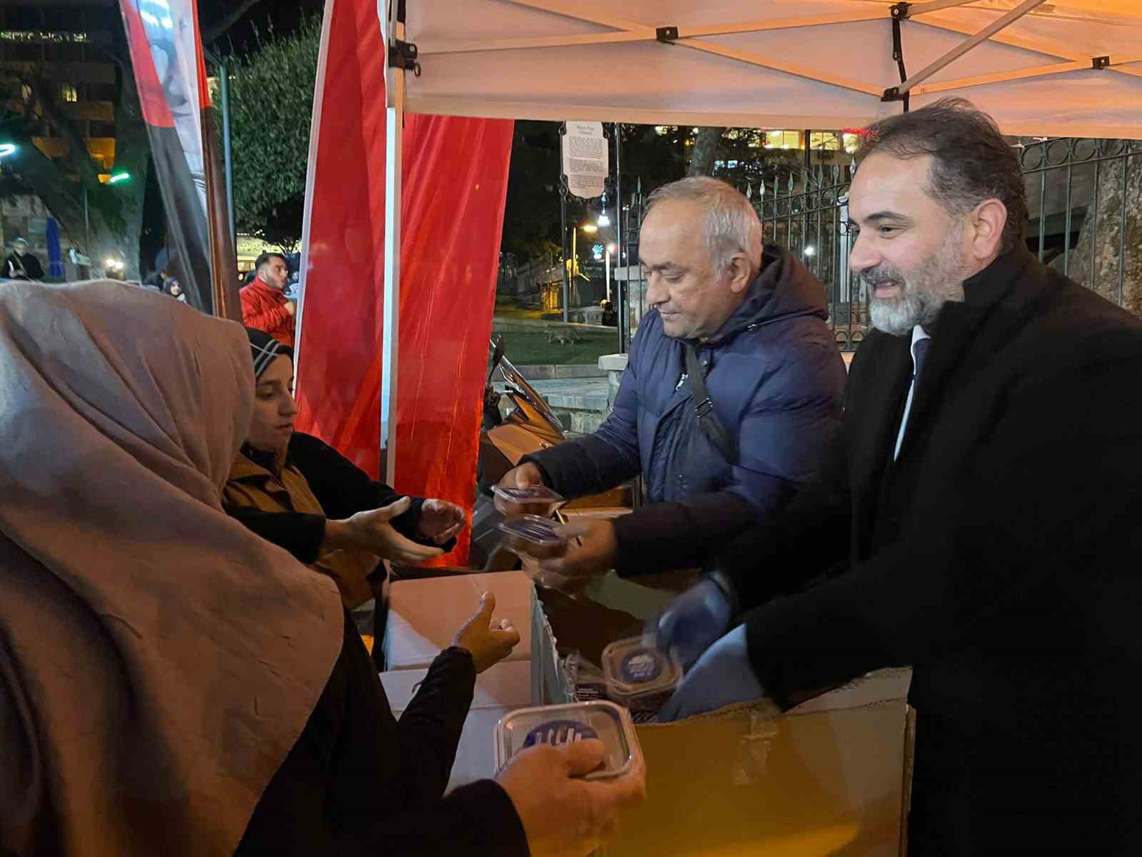 Başkan Bozbey’den Regaib Kandilinde tatlı ve lokma ikramı
