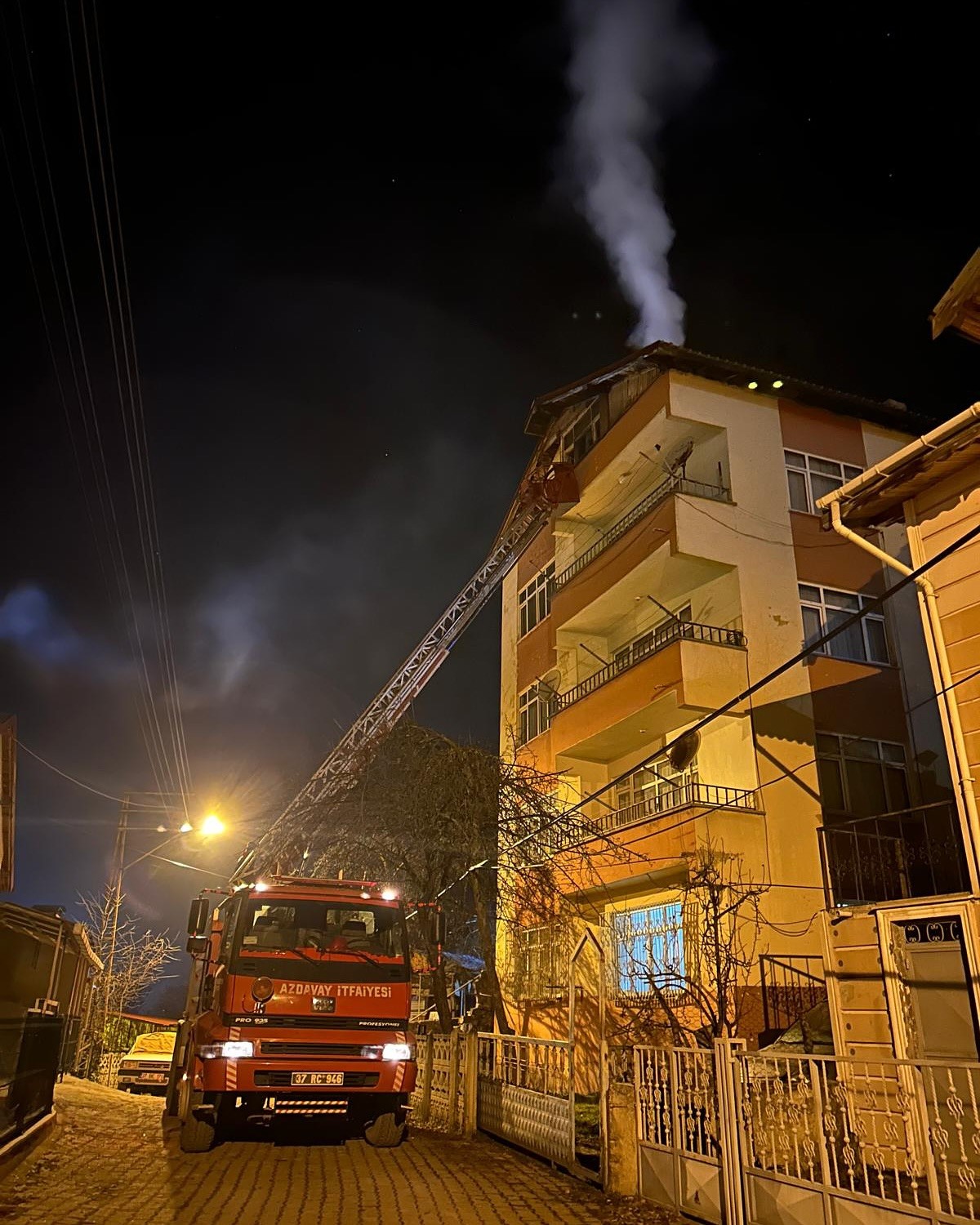 5 katlı binada korkutan yangın
