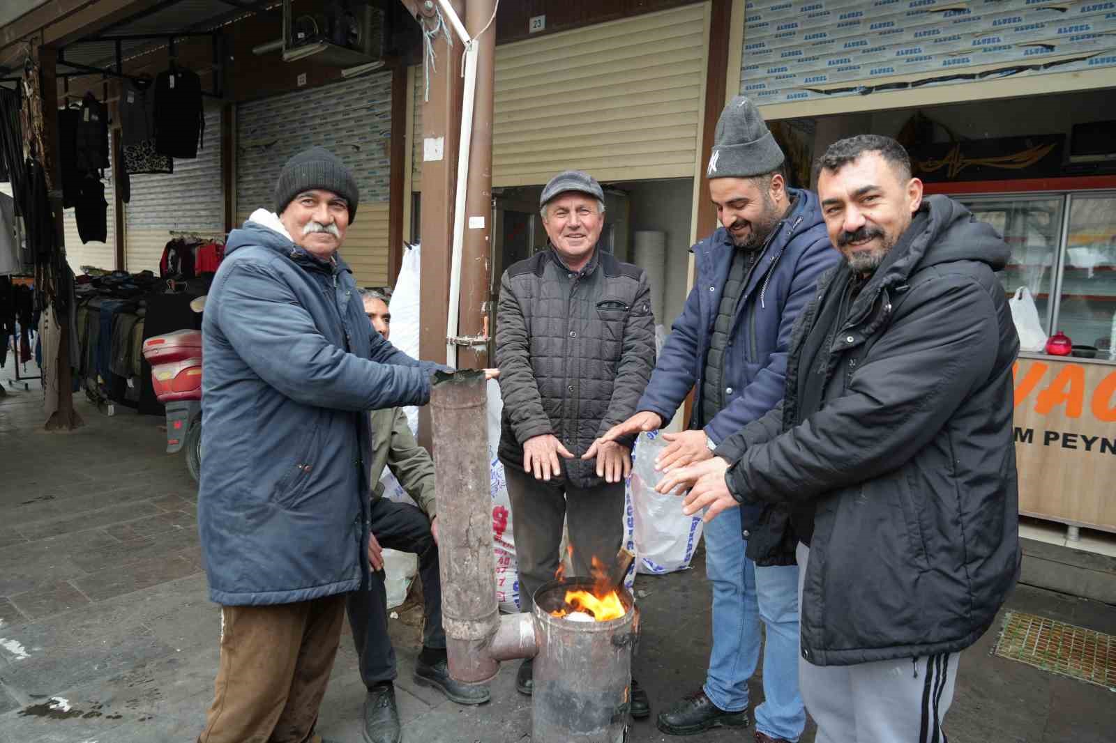 Erzincan’da dondurucu soğuklar pazar esnafına soba kurdurdu
