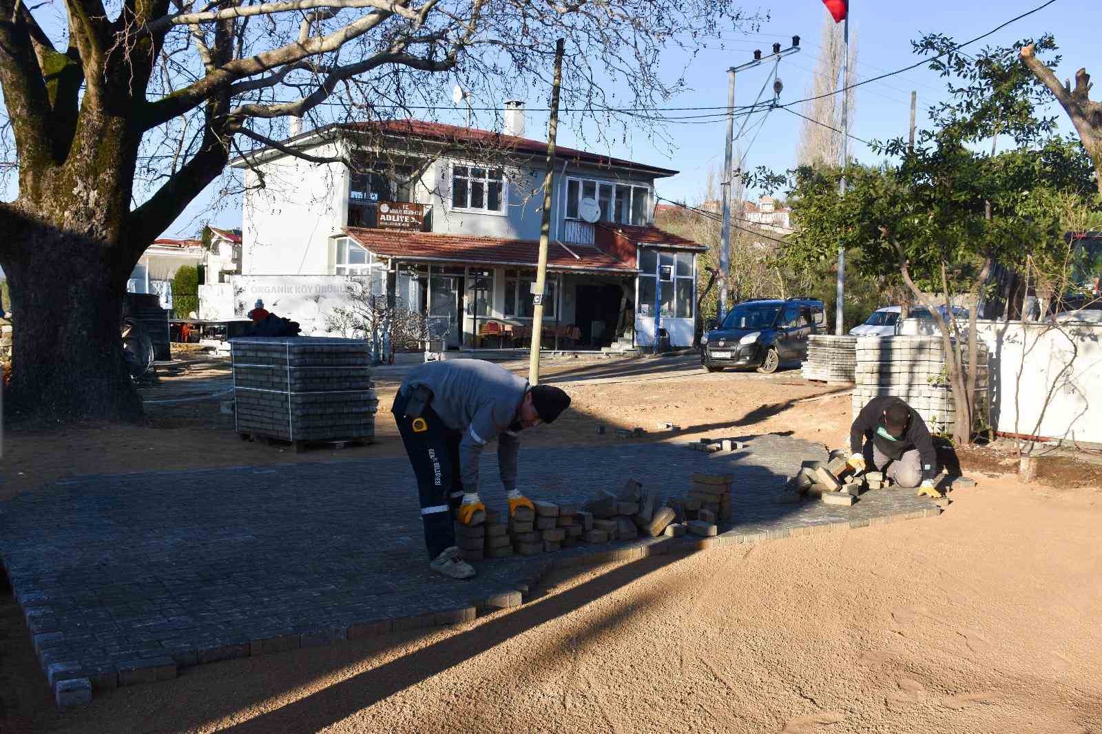 Gemlik’in yolları ve meydanları yenileniyor
