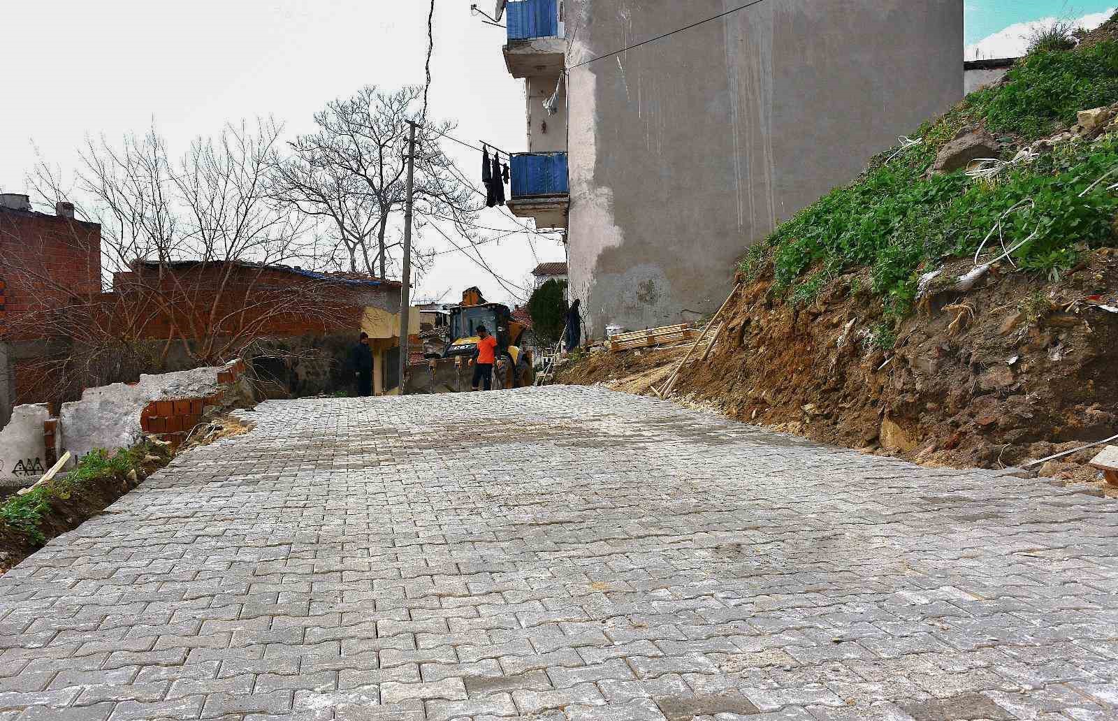 Gemlik’in yolları ve meydanları yenileniyor
