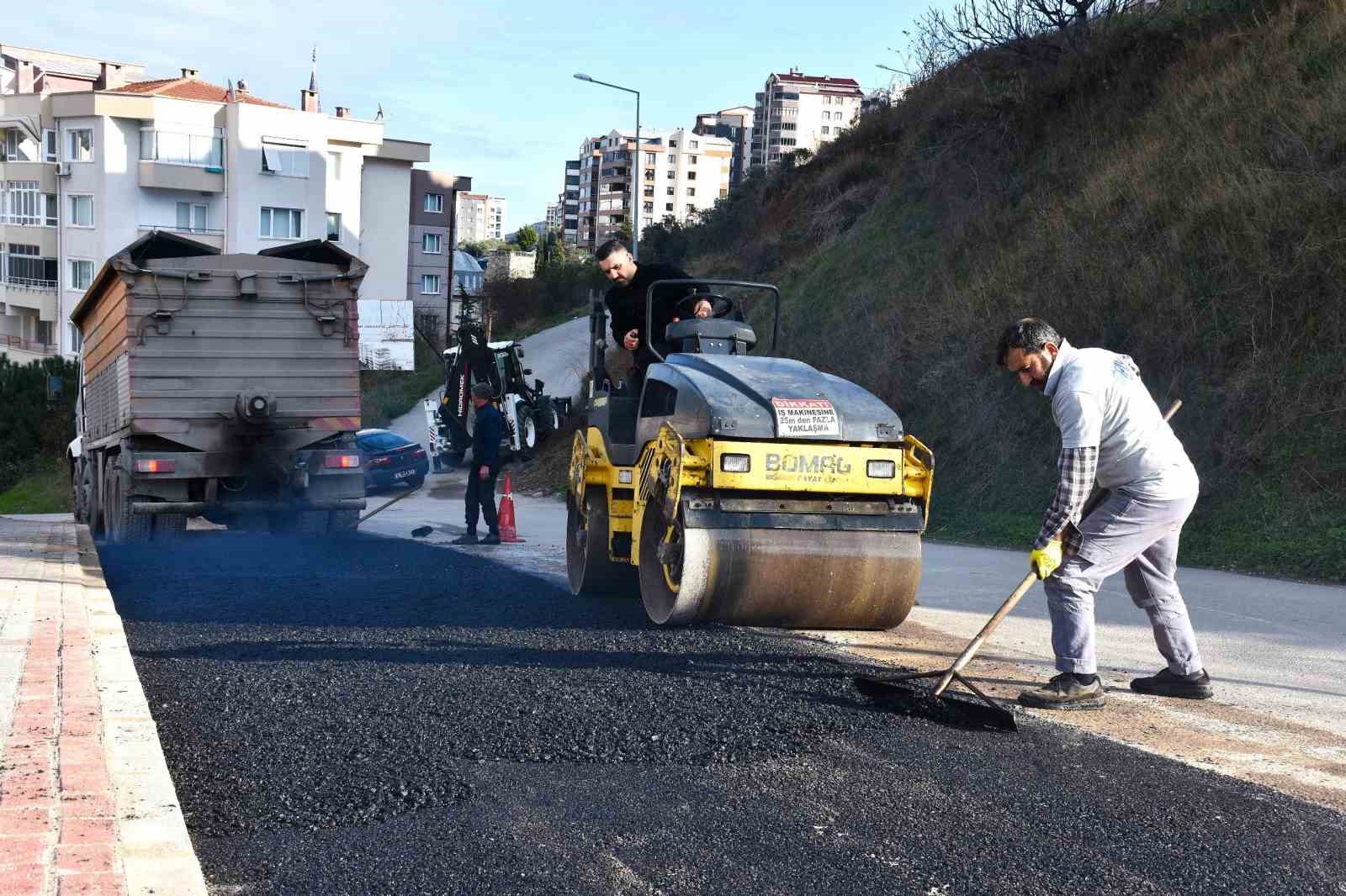 Gemlik’in yolları ve meydanları yenileniyor
