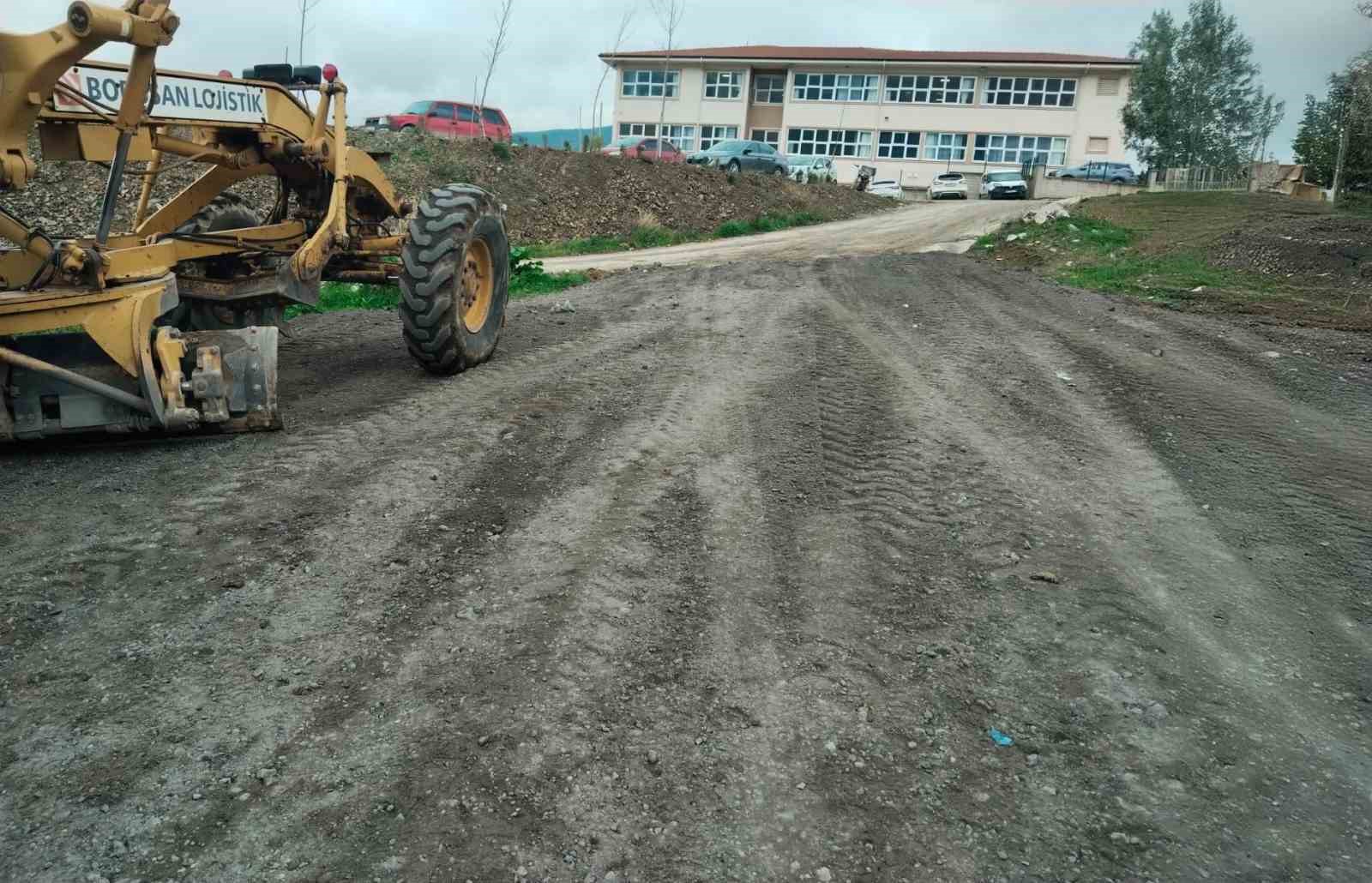 Gemlik’in yolları ve meydanları yenileniyor
