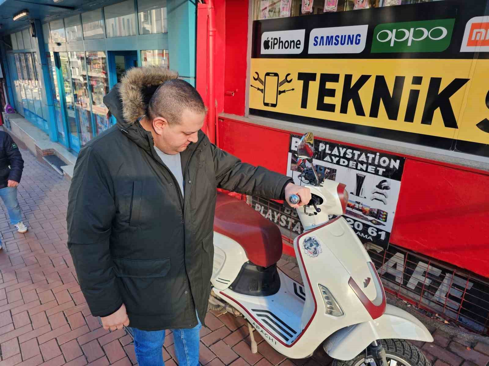 Çılgın hırsız, 42 dakika bekleyip motosikletin paspasını çaldı
