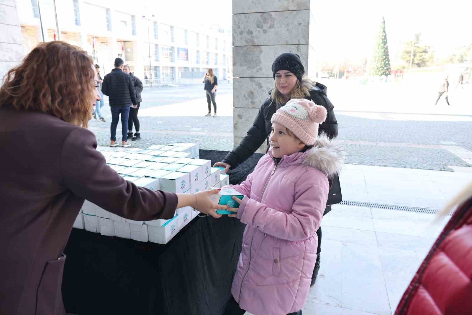 Başkan Şadi Özdemir’den kandil simidi ikramı
