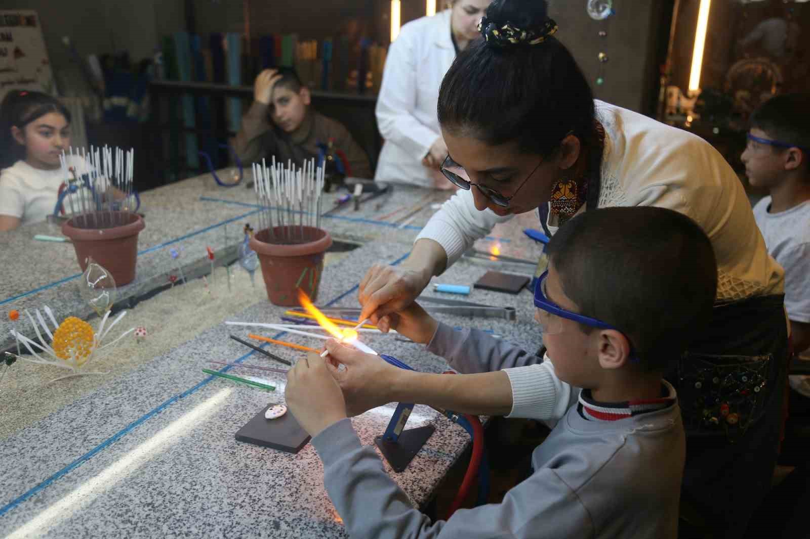 Sanatın kalbi Kahraman Emmioğlu Kültür ve Sanat Merkezi’nde atıyor
