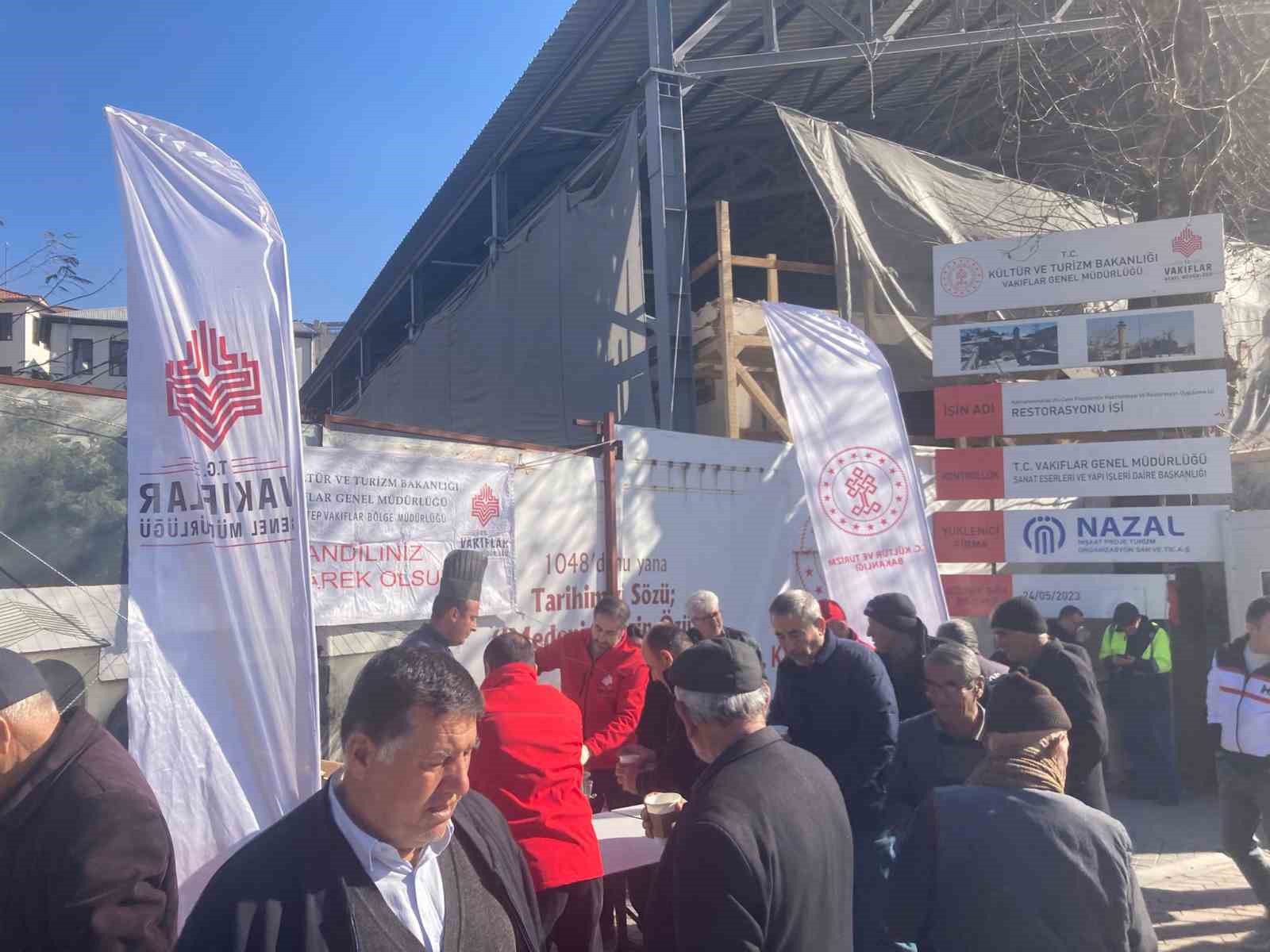 Gaziantep Vakıflar Bölge Müdürlüğü, vatandaşlara salep ikramında bulundu
