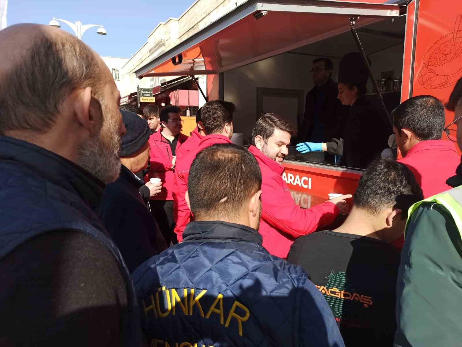 Gaziantep Vakıflar Bölge Müdürlüğü, vatandaşlara salep ikramında bulundu
