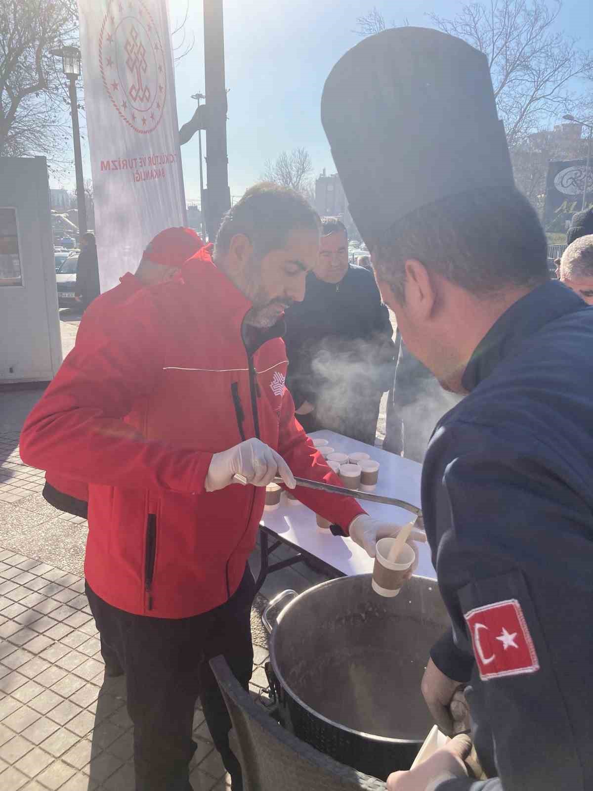 Gaziantep Vakıflar Bölge Müdürlüğü, vatandaşlara salep ikramında bulundu
