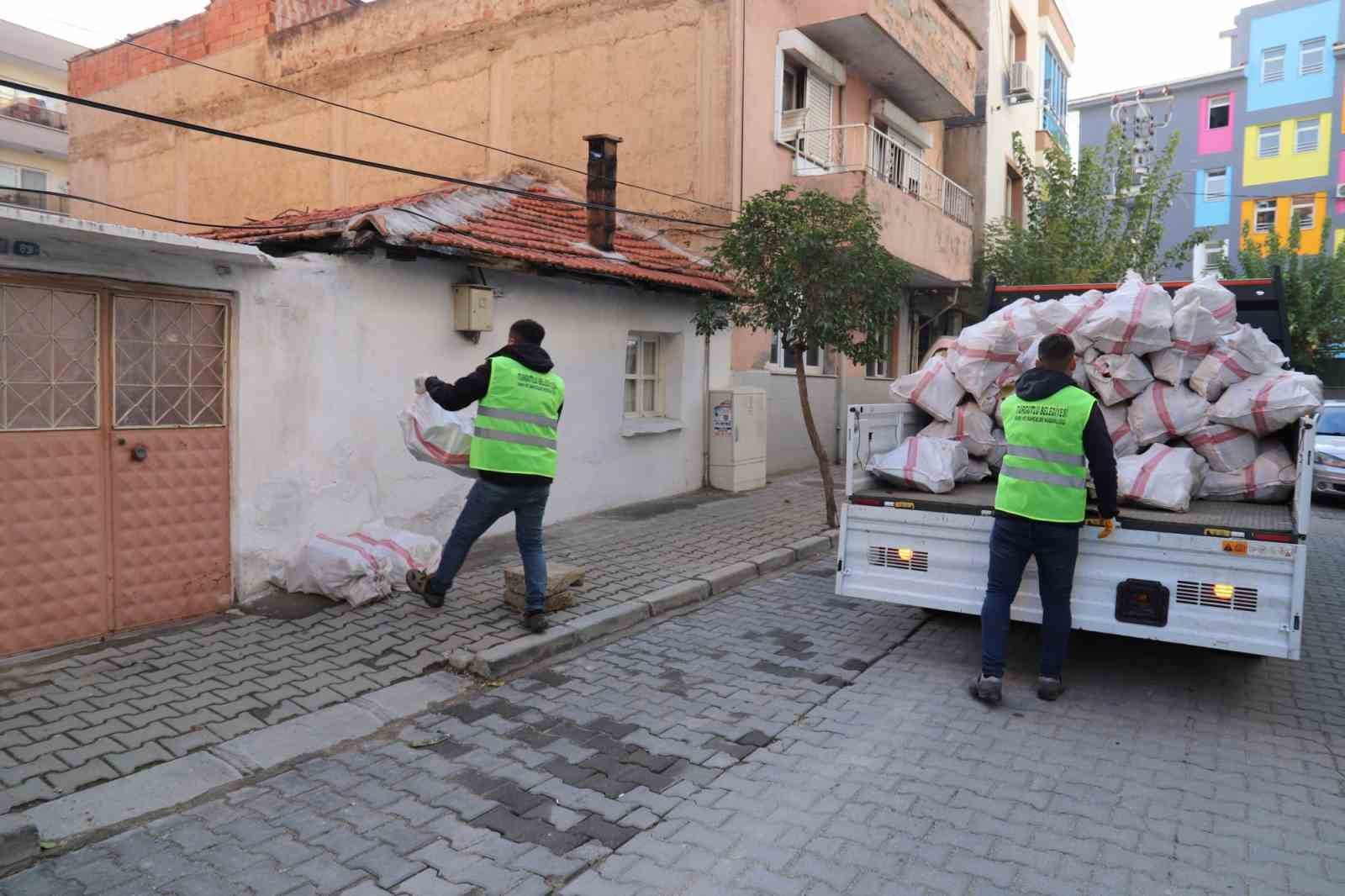 İhtiyaç sahiplerinin odunları park ve bahçelerden
