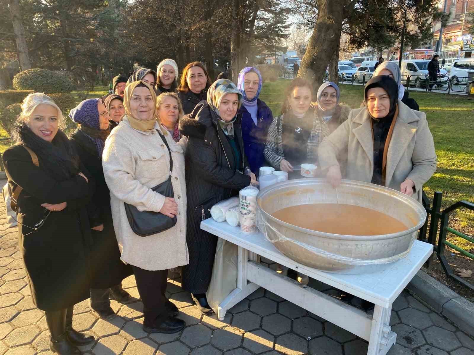 Eskişehir’de dağıtılan sıcak çorbalara yoğun ilgi
