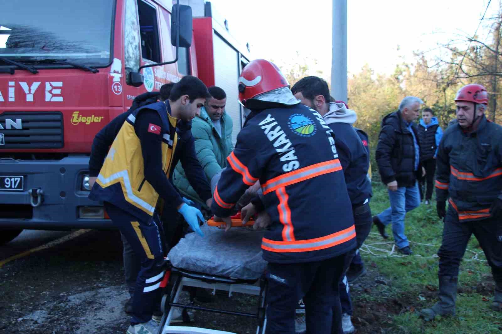 Şarampole uçan araçta yaralanan sürücüyü itfaiye kurtardı
