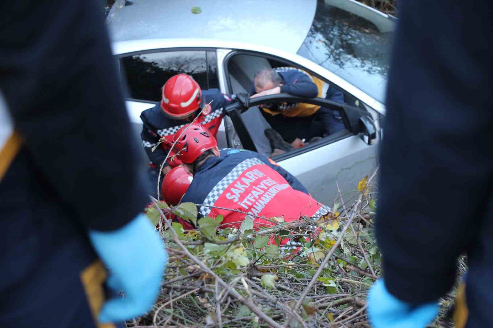 Şarampole uçan araçta yaralanan sürücüyü itfaiye kurtardı
