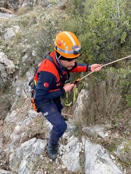 Burdur’da dağlık alanda mahsur kalan keçi kurtarıldı
