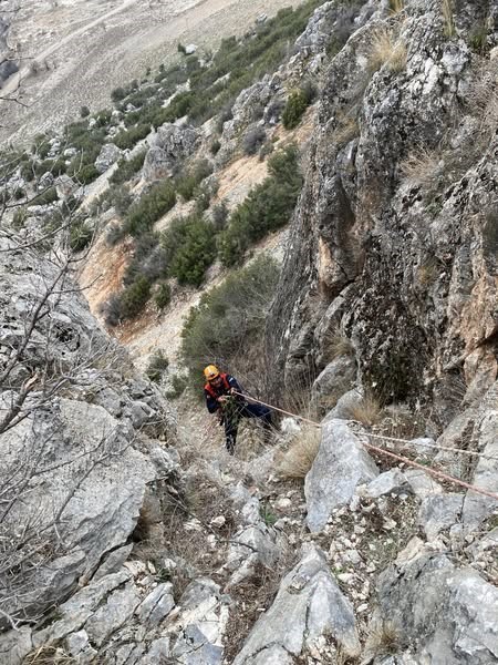 Burdur’da dağlık alanda mahsur kalan keçi kurtarıldı
