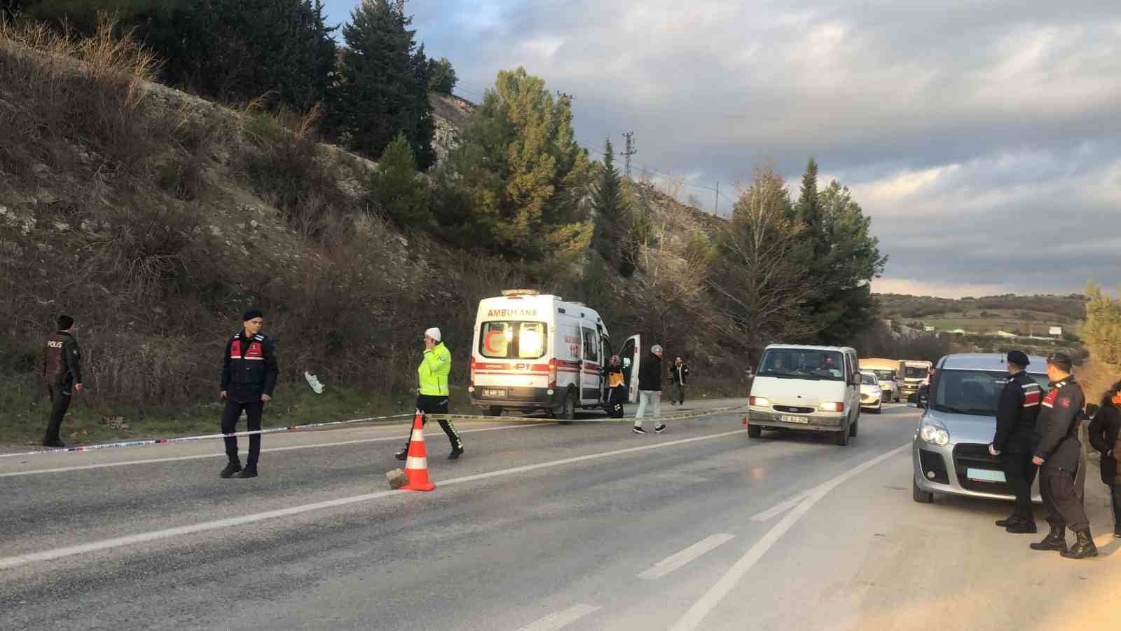 Balıkesir’de minibüs otomobille çarpıştı: 2 ölü
