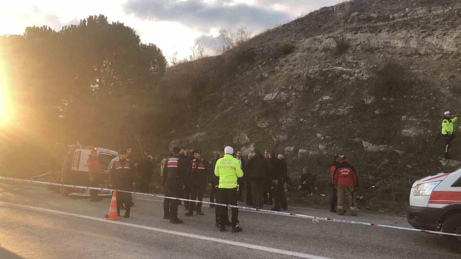 Balıkesir’de minibüs otomobille çarpıştı: 2 ölü
