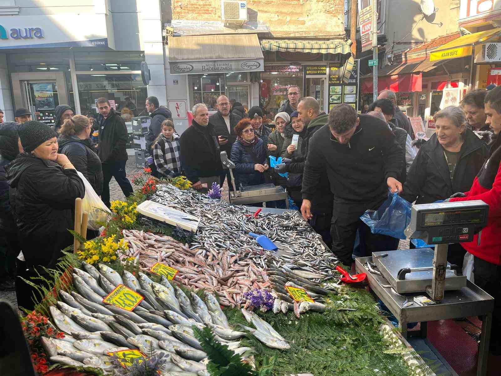 Edirne’de hamsi bolluğu: Kilosu 100 liraya düştü
