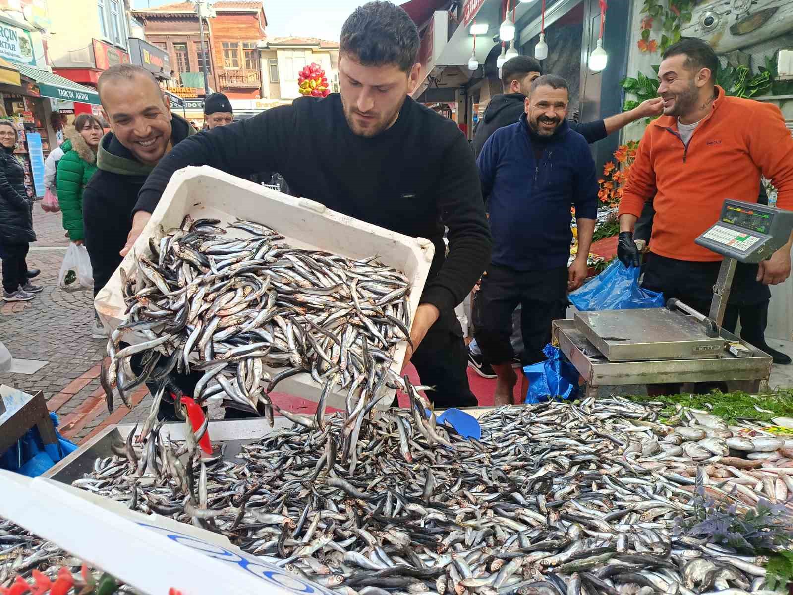 Edirne’de hamsi bolluğu: Kilosu 100 liraya düştü
