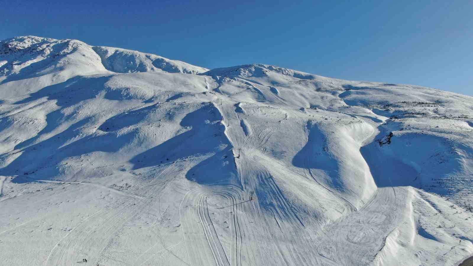 Türkiye’nin göl manzaralı kayak merkezinde sezon açıldı
