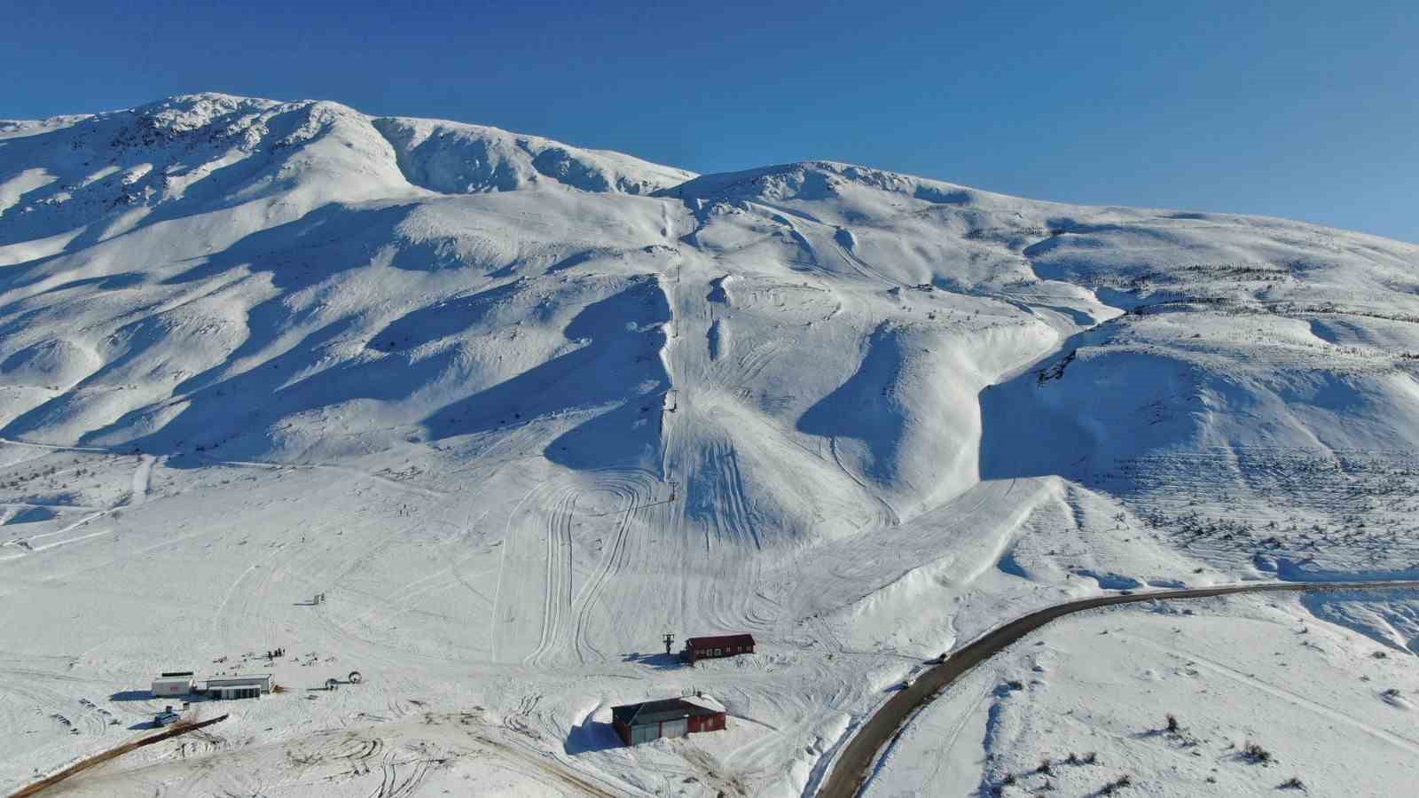 Türkiye’nin göl manzaralı kayak merkezinde sezon açıldı
