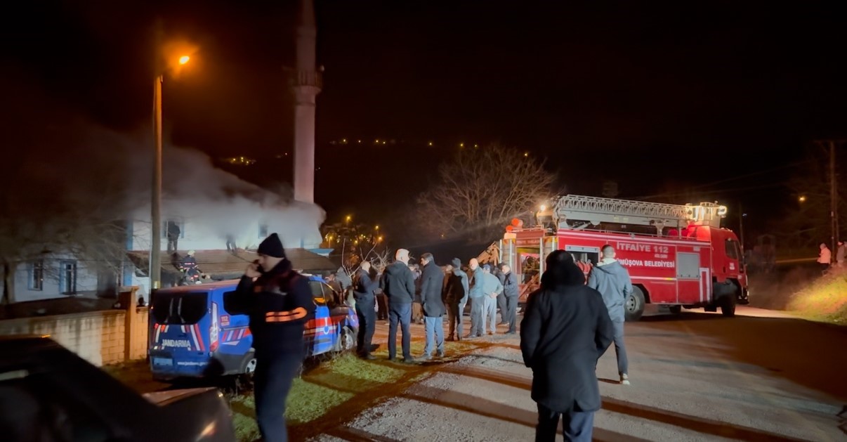 Ahşap camideki yangın kısa sürede söndürüldü
