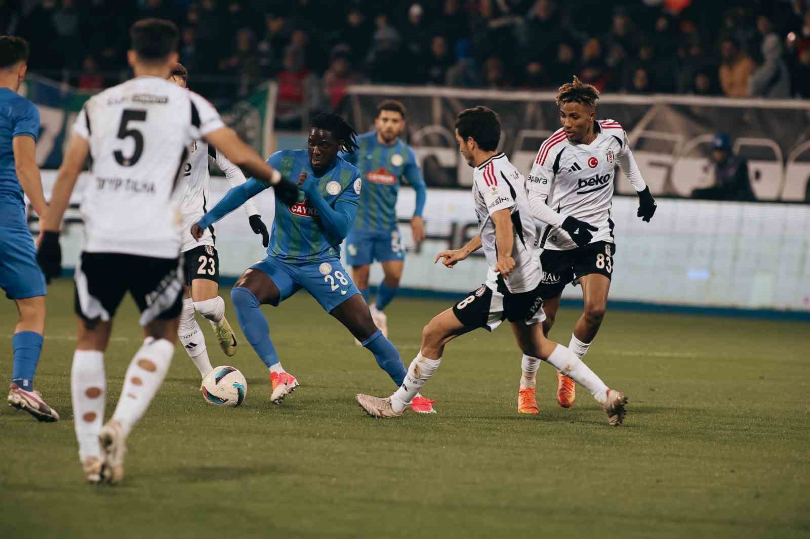 Trendyol Süper Lig: Çaykur Rizespor: 1 - Beşiktaş: 1 (İlk yarı)
