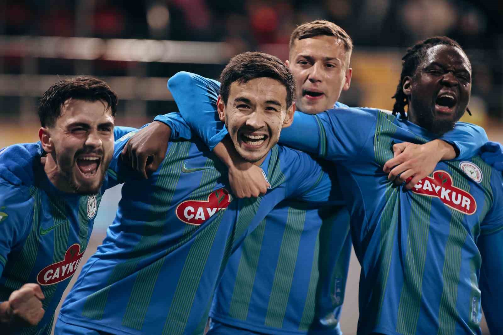 Trendyol Süper Lig: Çaykur Rizespor: 1 - Beşiktaş: 1 (İlk yarı)
