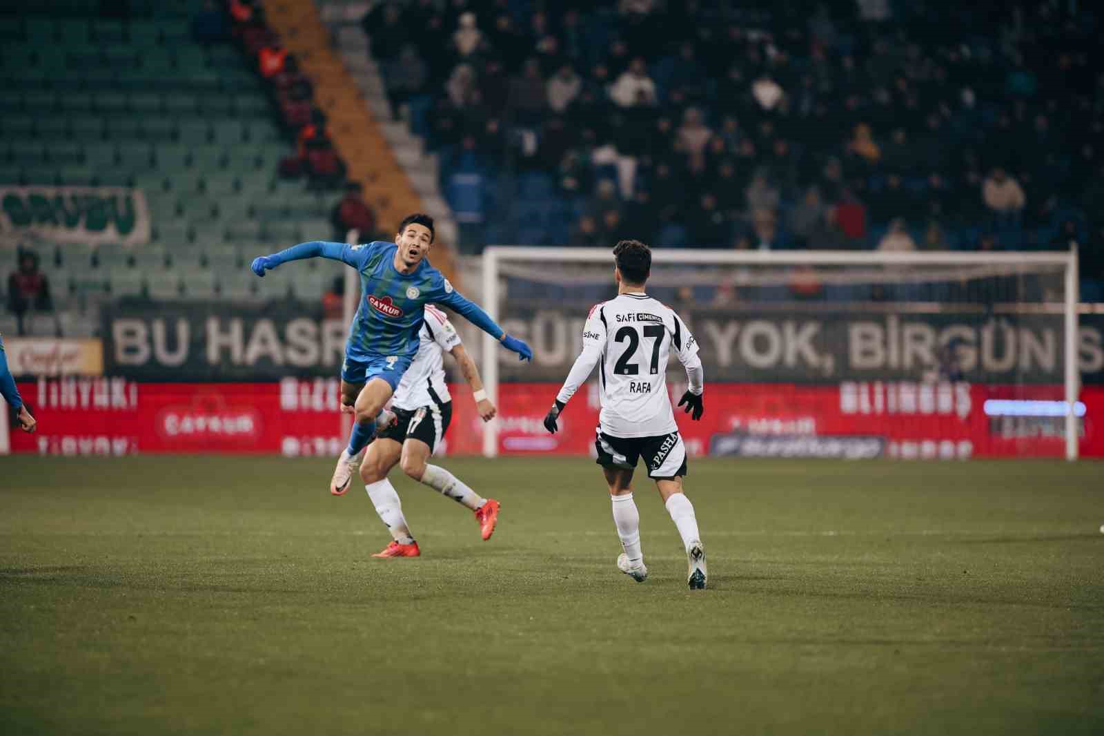 Trendyol Süper Lig: Çaykur Rizespor: 1 - Beşiktaş: 1 (İlk yarı)
