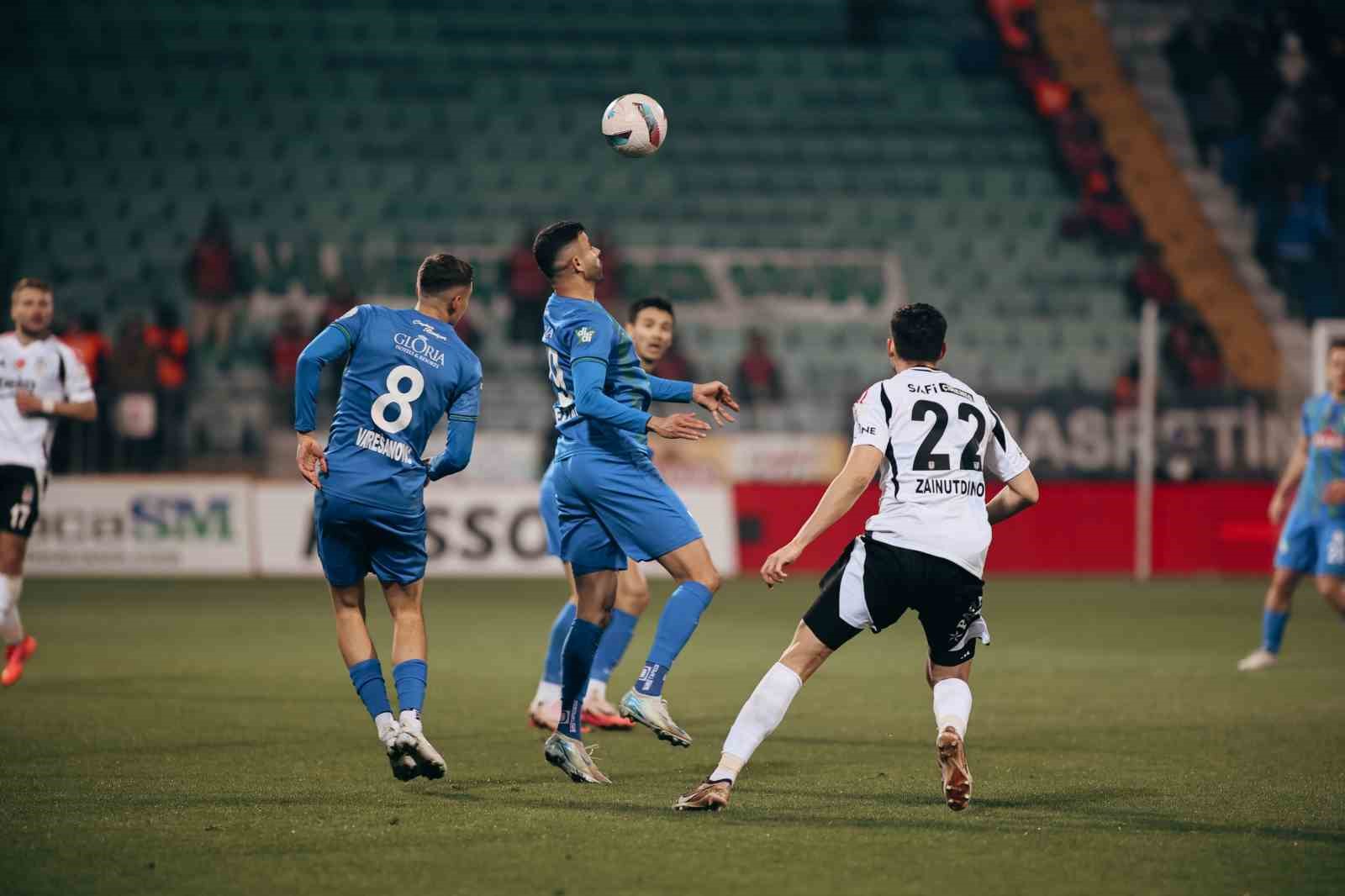 Trendyol Süper Lig: Çaykur Rizespor: 1 - Beşiktaş: 1 (İlk yarı)
