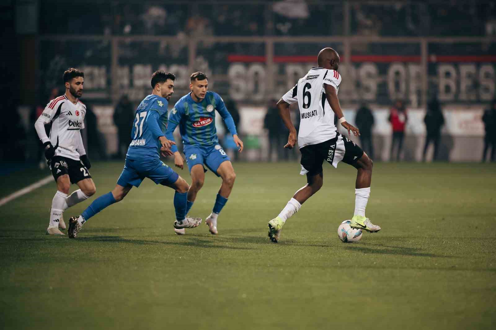 Trendyol Süper Lig: Çaykur Rizespor: 1 - Beşiktaş: 1 (İlk yarı)
