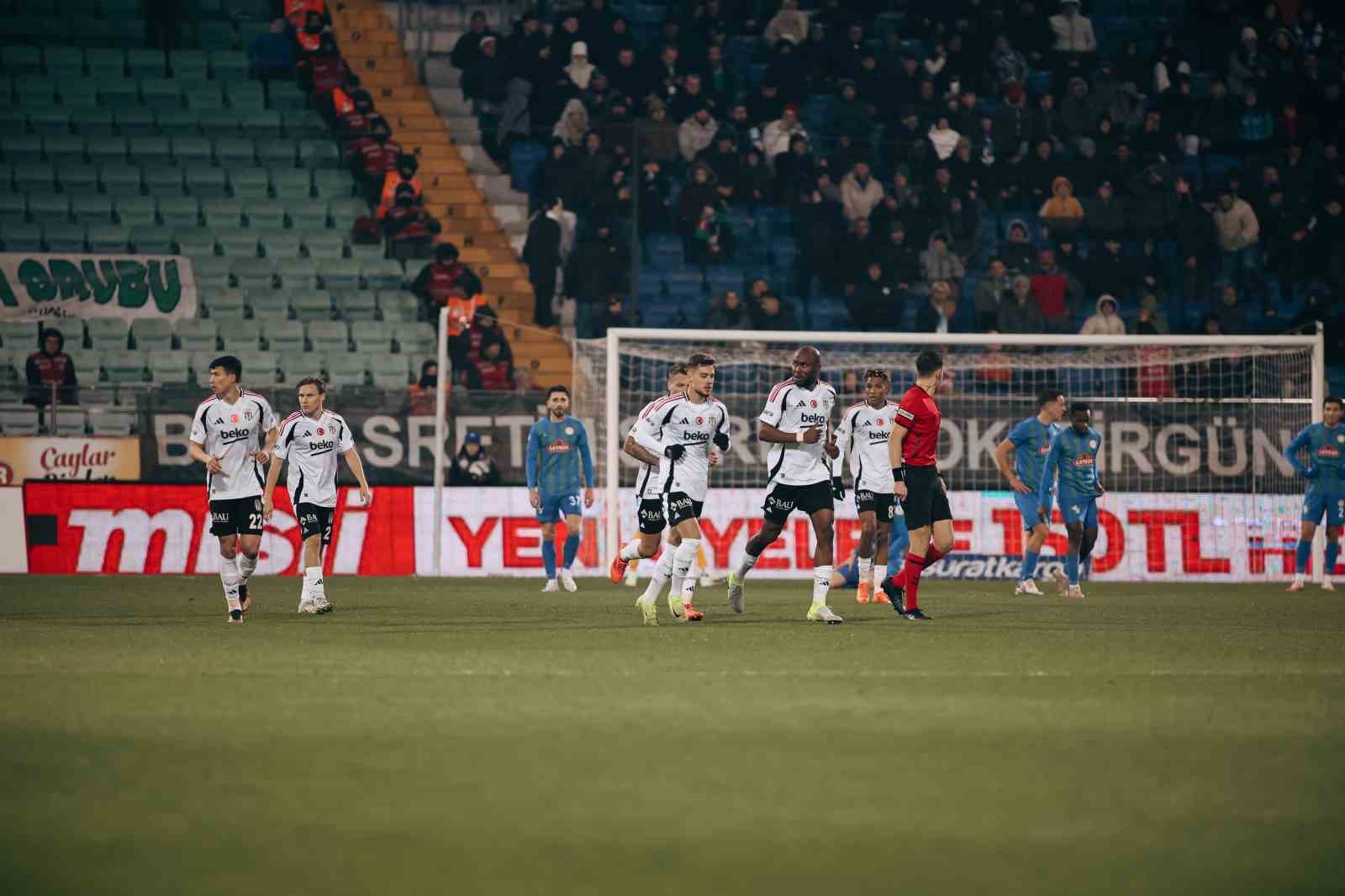 Trendyol Süper Lig: Çaykur Rizespor: 1 - Beşiktaş: 1 (İlk yarı)
