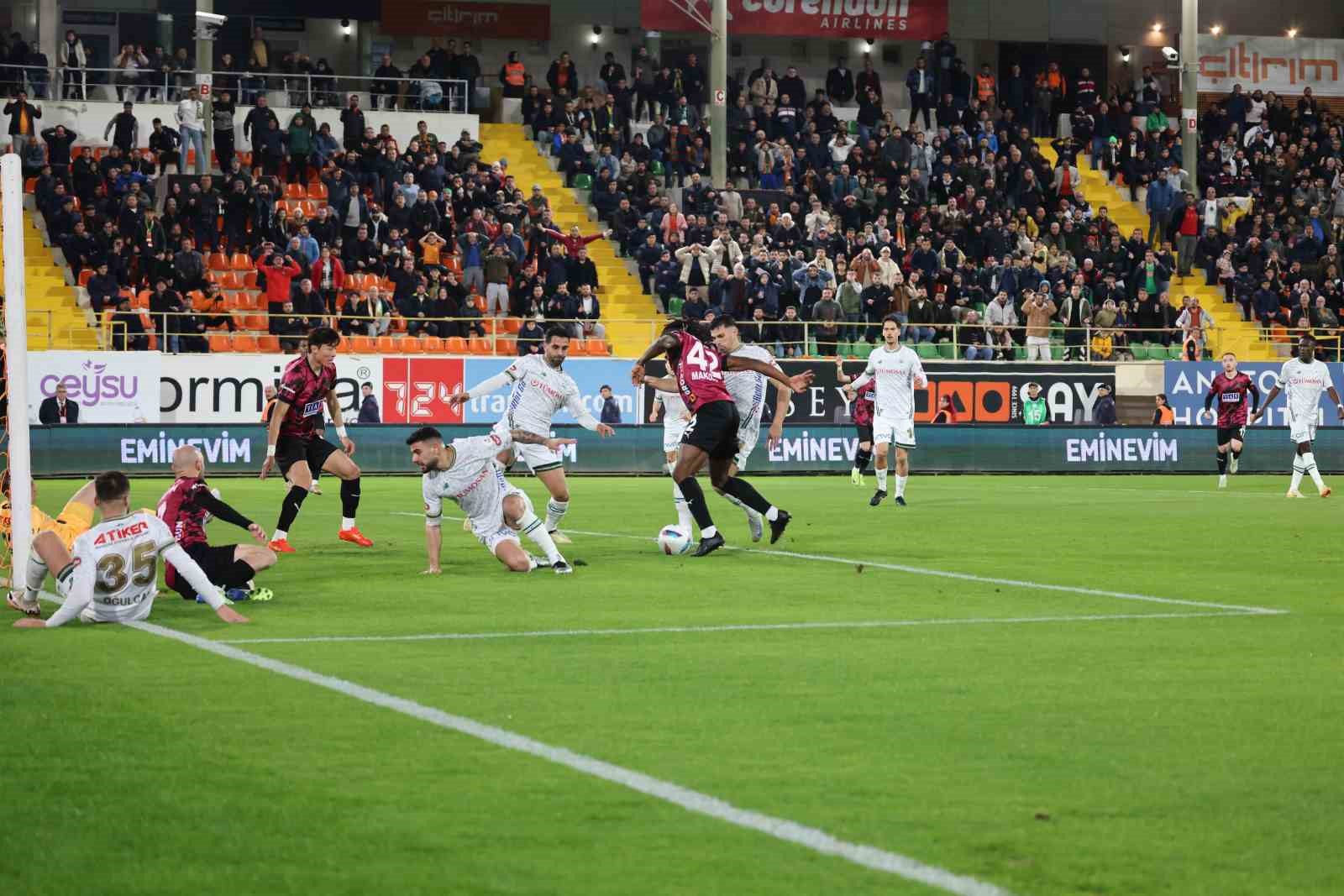 Trendyol Süper Lig: Alanyaspor: 1 - Konyaspor: 0 (İlk yarı)
