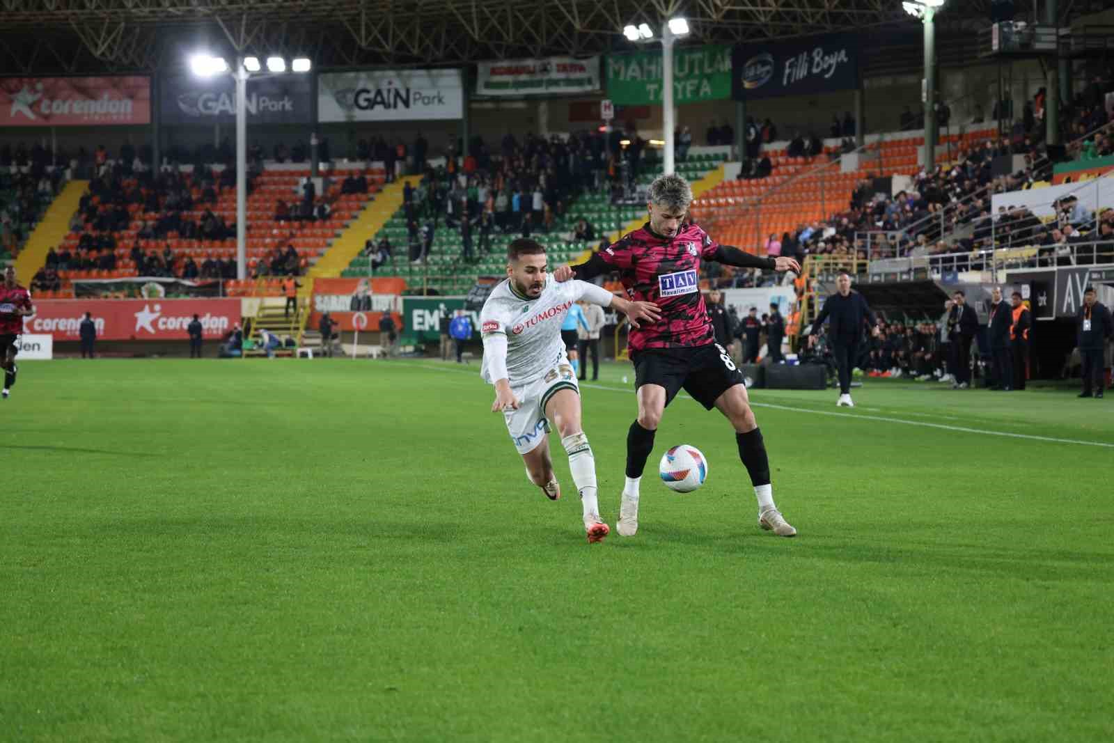 Trendyol Süper Lig: Alanyaspor: 1 - Konyaspor: 0 (İlk yarı)
